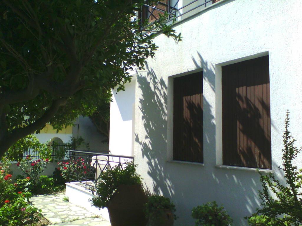 Karagiozos Studios & Apartments Skopelos Town Quarto foto